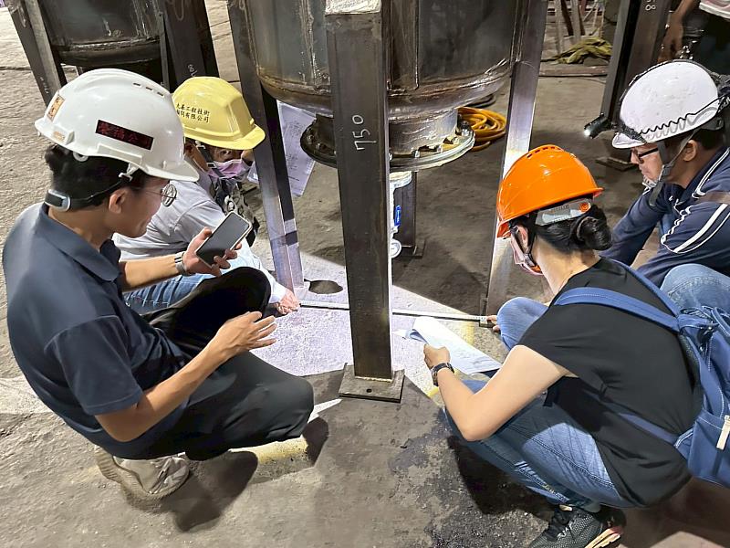 環保局與監督單位共同進行材料查驗，嚴格把關工程施工品質。