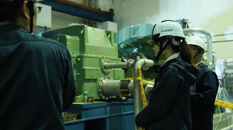 高虹安市長聽取施工廠商簡報，說明發電機更新效益。