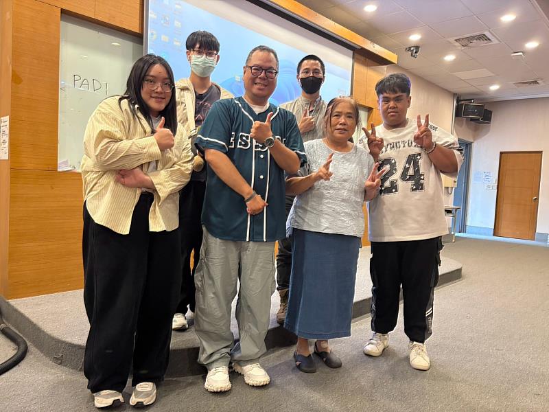 原住民族學生資源中心柯承恩老師（右1）認為本次研習讓他更瞭解如何將SDGs融入社團活動、回應多元文化需求，並運用SUR指標精進輔導工作。