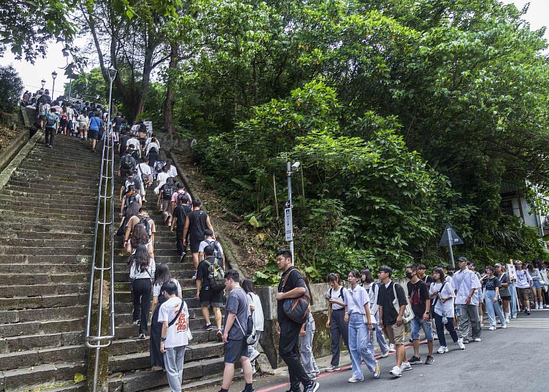 淡江大學每年開學典禮前會舉辦傳統的「克難坡巡禮」，由校長與師長帶領大一新生攀登共132階的石階。（圖／淡江大學提供）