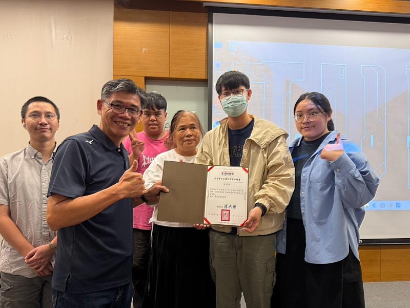 聖約翰科大參與本次研習課程的同仁與中華學生社團教育學會陳明國會長（左2）合影。