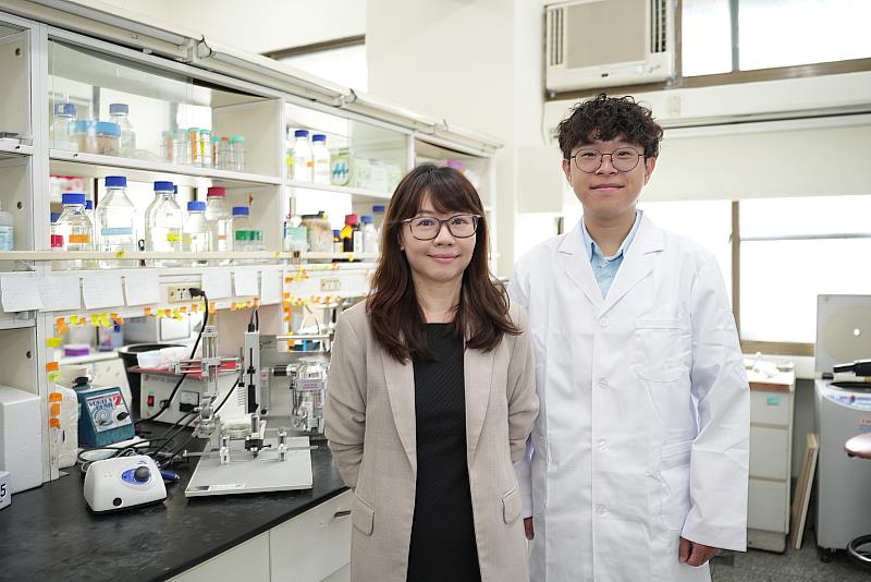 論文作者中興大學分子生物學研究所朱自淳副教授(左)與博士生陳凱柏(右)
