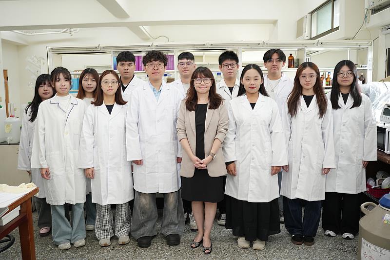 中興大學分子生物學研究所朱自淳副教授(中)與實驗室成員合影。