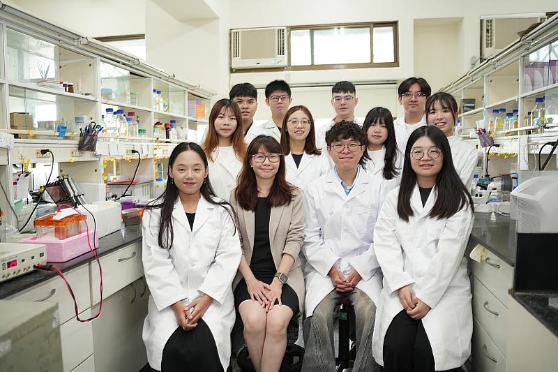 中興大學分子生物學研究所朱自淳副教授(前左2)研究團隊合影。