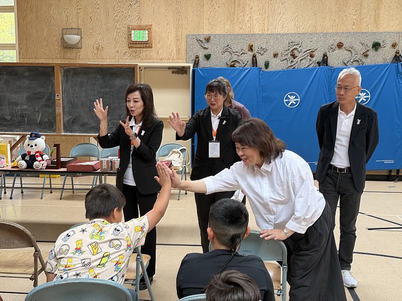 黃敏惠市長與大潟湖國民小學學生互動。