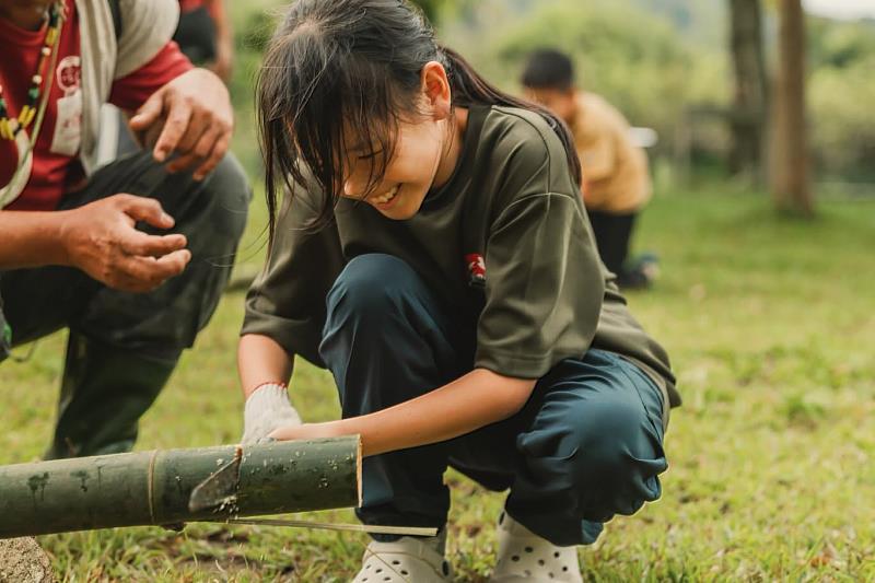 透過身體勞動,孩子逐步累積實際的感受,化作未來創作的養分。
