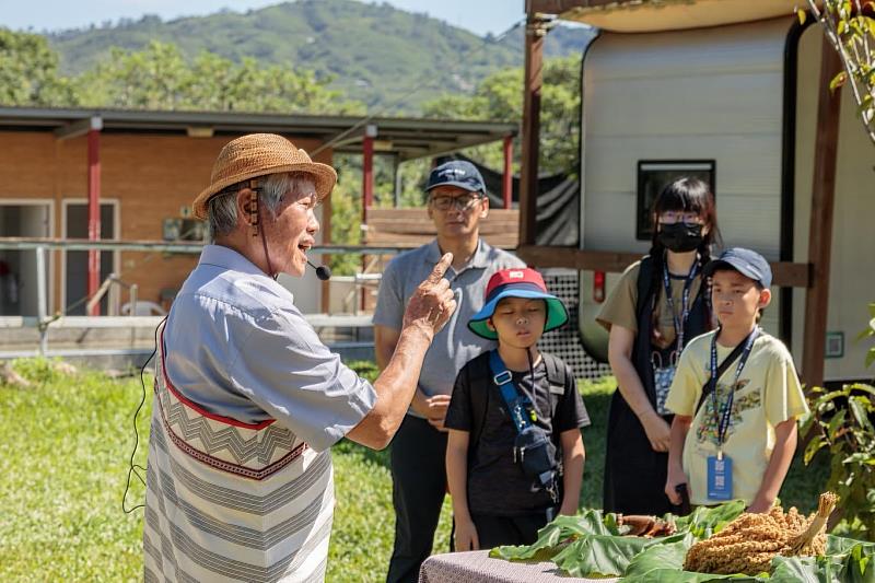 營隊由耆老Batu Watan巴度瓦旦(左1)祈福揭開序幕,原文會執行長Alang‧Galavangang何明輝(左2)一同祈求活動順利。