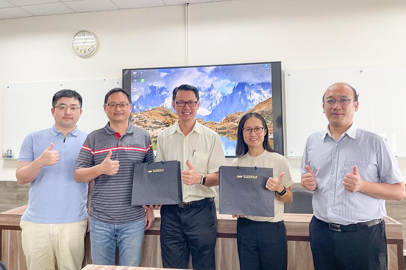 臺師大車輛與能源工程研究所師長與拉曼大學蔡建發教授、鄭曉芬教授合影留念。