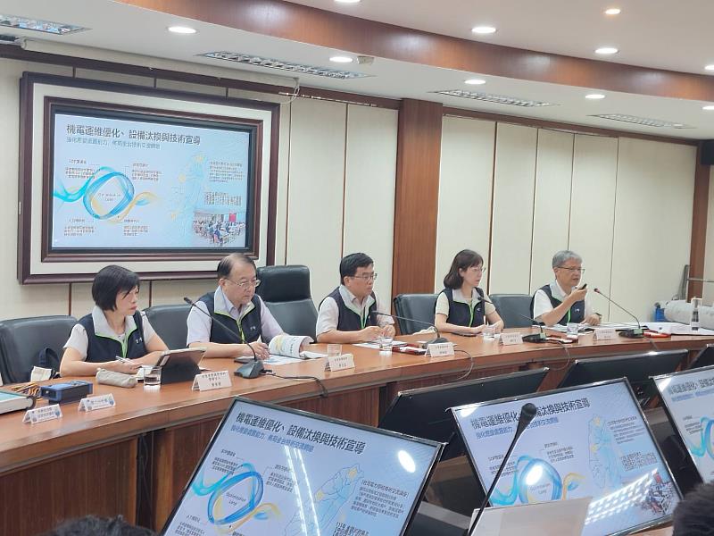 台電今（18）日於經濟部舉行「地下線路更新」記者會。早期建置的地下線路陸續進入更新階段，區域供電能力也須同步調整，台電盤點六都優先改善區域，橫跨18個行政區，推動地下線路更新計畫，強化城市電力韌性。