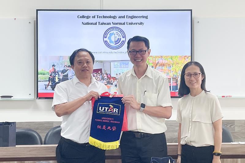 科技與工程學院洪翊軒院長致贈紀念禮品，感謝拉曼大學蔡建發教授及鄭曉芬教授蒞臨參訪。