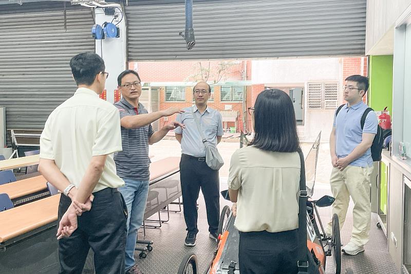 張俊興教授介紹學生車隊的車輛研發歷程與競賽成果。