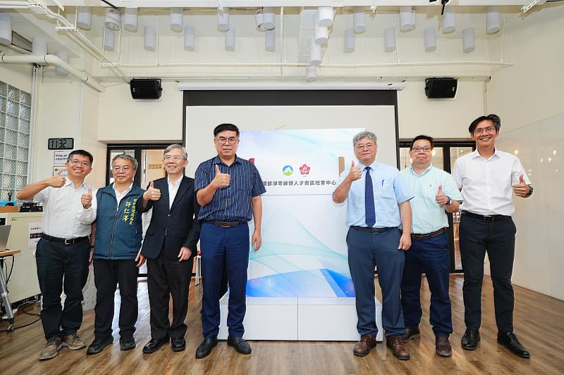 環境部淨零綠領人才南區培育中心8月17日在成大舉行揭牌儀式。（左起：成大產學創新總中心副組長陳必晟、台南市環保局局長許仁澤、國家環境研究院院長張順欽、環境部部長彭啓明；成大副校長李永春、產學創新總中心主任暨研發長黃良銘、建築系特聘教授林子平）