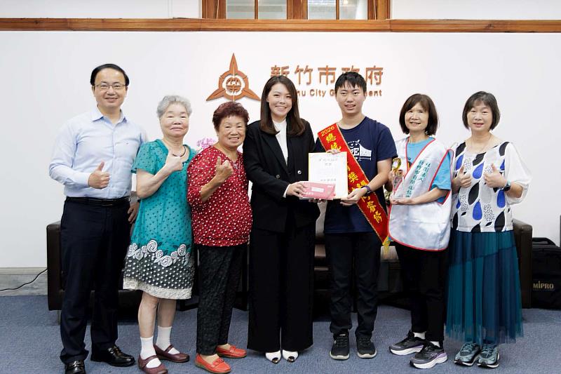 市長高虹安與睿修及其家人、協會合影。