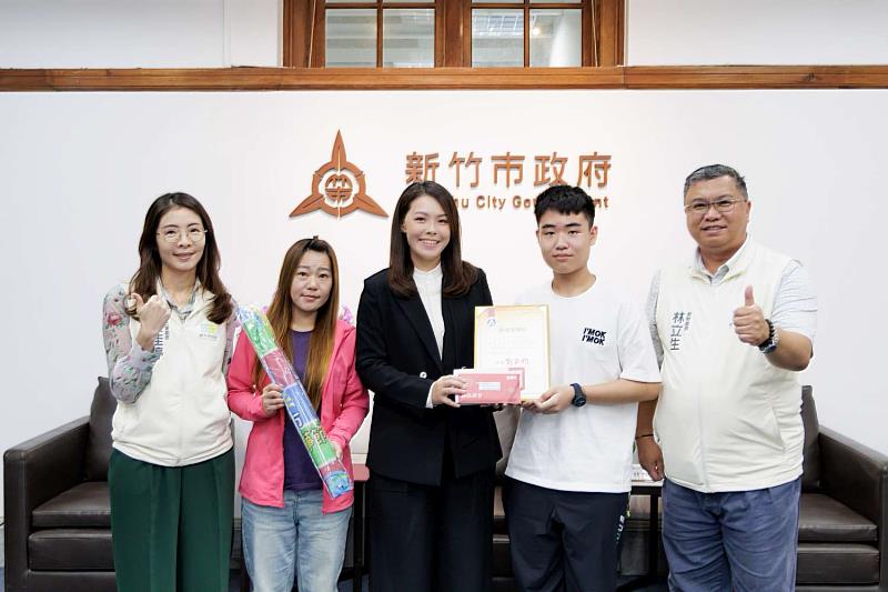 市長高虹安與獲教育部「奮發向上獎」張斈丞同學合影。