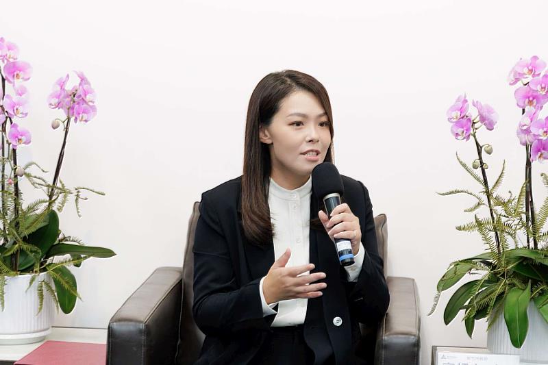 市長高虹安勉勵兩位獲獎學生。