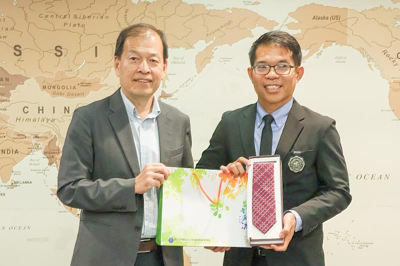 運休學院相子元院長（左）與Dr.Tanormsak Senakham（右）交換紀念禮品。