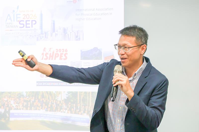 張育愷教授介紹運休學院。