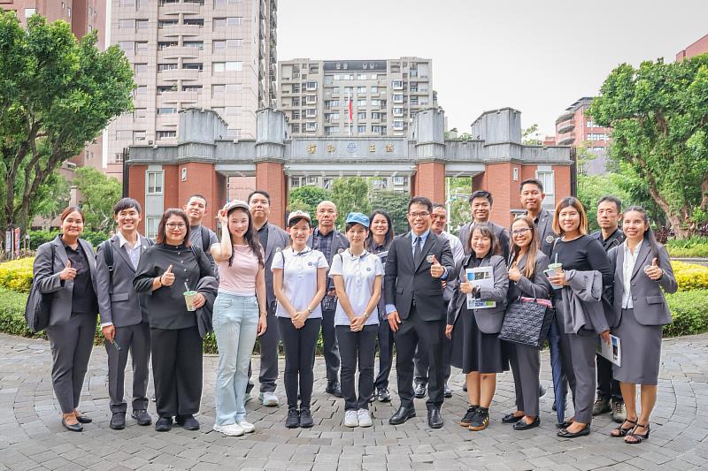 與會師長貴賓與臺師大親善大使在校本部大門前合影留念。