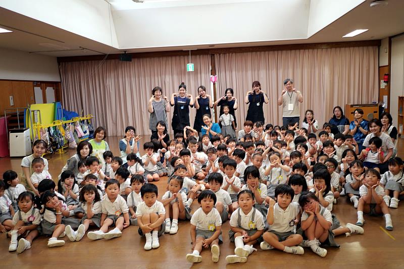 亞大實習生與美作大學附屬幼兒園全體師生合影,教學實習圓滿豐收。