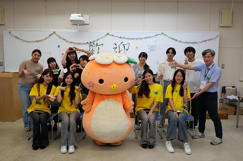 亞大幼教系師生與美作大學吉祥物及日本學伴歡聚歡迎會,展現跨國情誼。