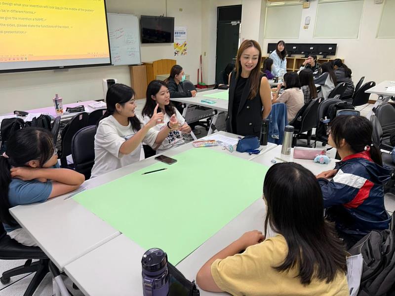 英語文拔尖班授課教師Jessica(中立者)於課堂引導分組討論,師生互動熱絡。