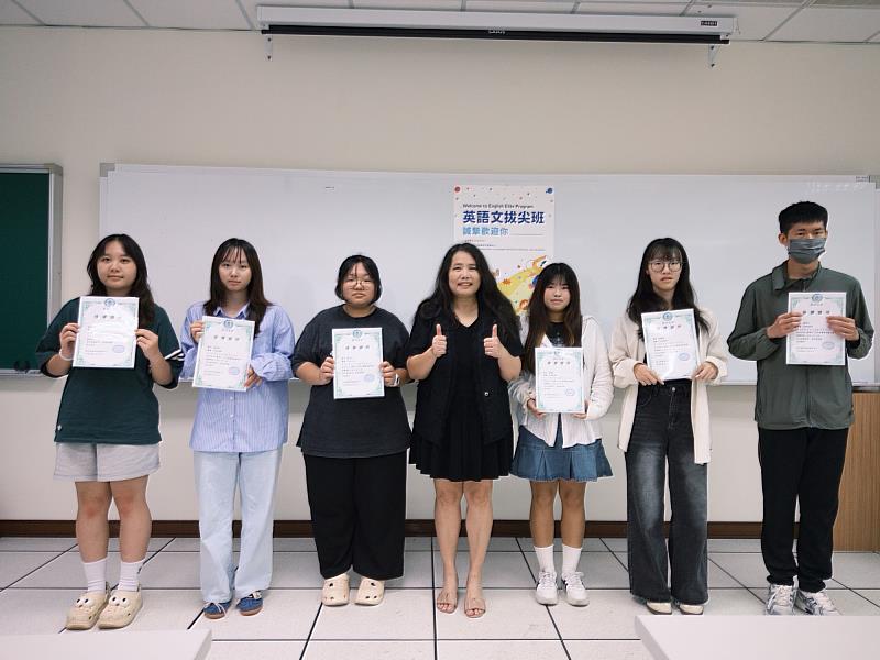 結業式上學員順利獲頒結業證書,為即將展開的大學生活奠定堅實國際力。
