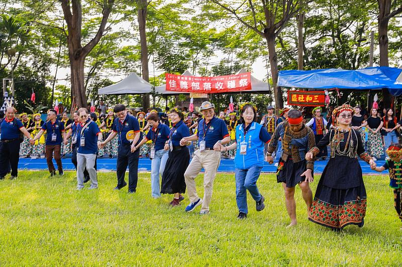 南華大學高俊雄校長(右4)帶領USR團隊參與排灣族收穫祭千人圍舞儀式。