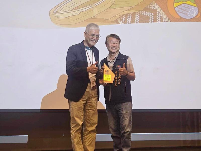 台灣慢城聯盟辦理第2屆台灣慢城小鎮選拔活動,高俊雄校長(左1)受邀頒發台灣慢城最佳創新獎給池上鄉林建宏鄉長(右1)。