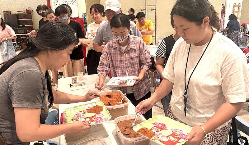 傳承百年製香技藝,學員們親手精準調配天然香粉與黏著劑,專注投入傳統香品製作。
