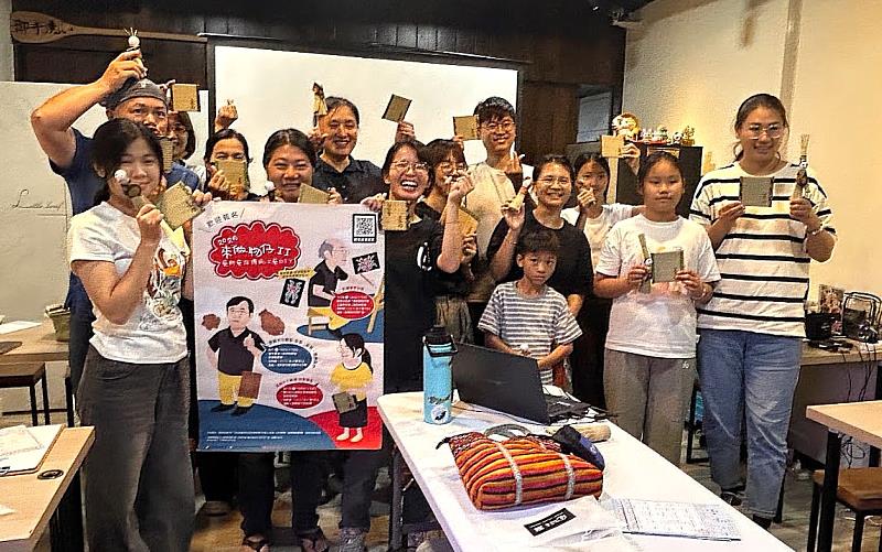 南臺科大USR工藝課程圓滿落幕,學員們開心展示親手縫製的榻榻米杯墊與藺草作品。