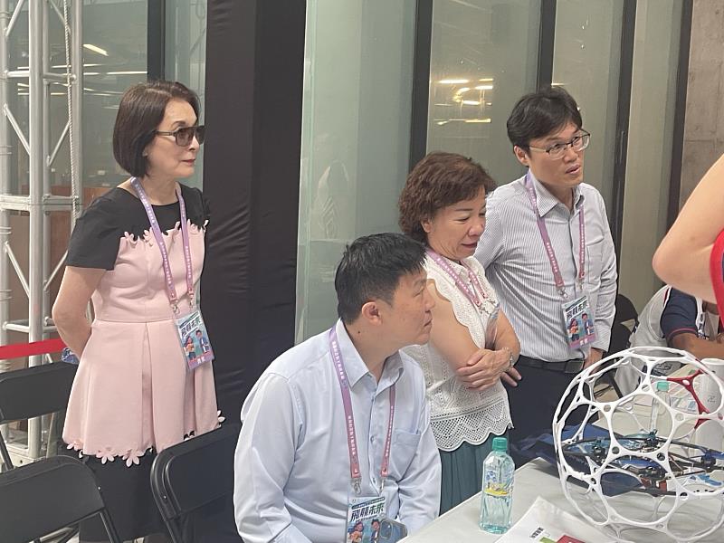 教育部朱俊彰次長、技職司楊玉惠司長、徐振邦副司長及實踐大學洪久賢校長等貴賓，現場了解無人機設備及競賽情形。