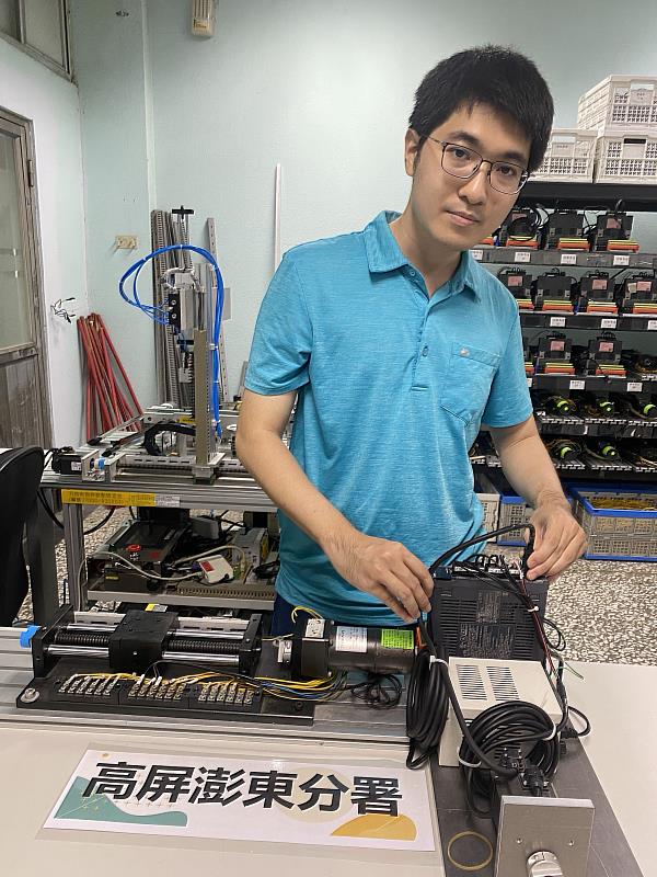 鄭承鈞進行術科實務訓練。