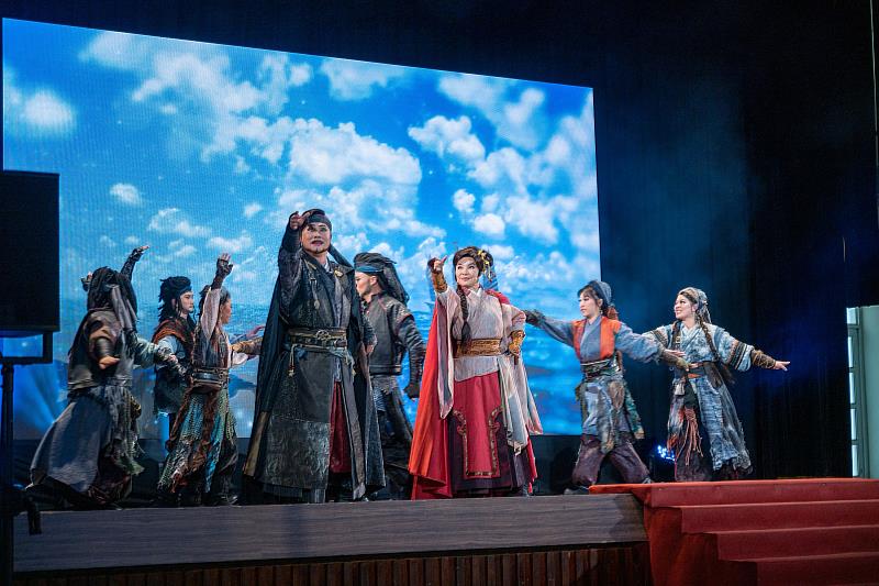 「唐美雲歌仔戲團」演出《夢在海潮那邊》特製戲碼,共慶政大百年。