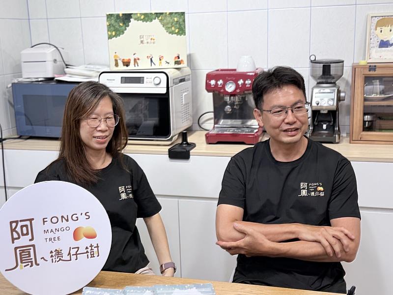 「阿鳳ㄟ檨仔樹」夫妻許敬恭(右)與陳芸葳(左)攜手返鄉接手家族芒果園,共同經營品牌。