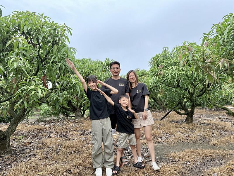 許敬恭(左後)、陳芸葳(右後)與孩子們在自家芒果園合影,一家人共同守護家族果園。