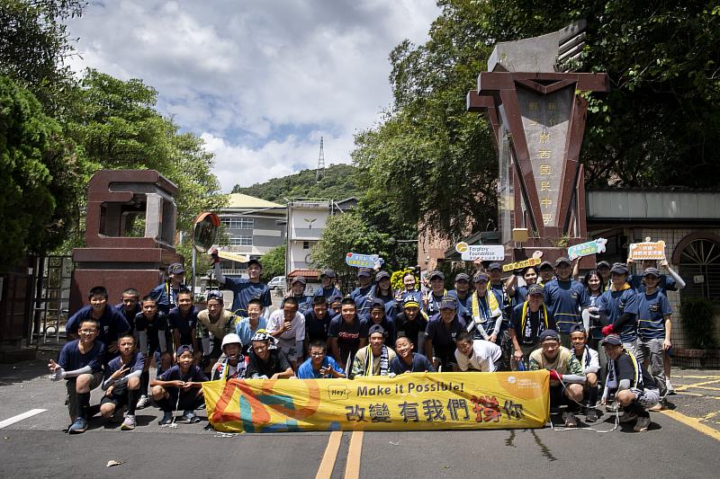 遠雄基金會志工帶領31名關西國中少棒隊球員，共同修繕校園，改善空間安全。