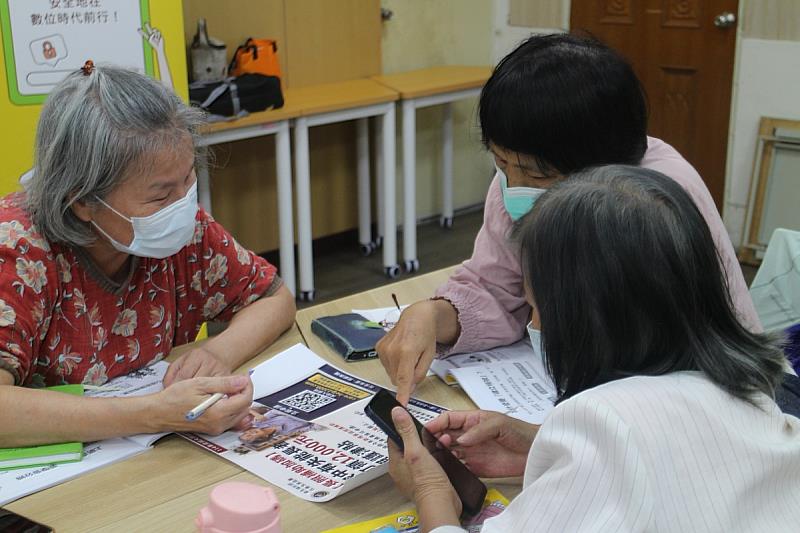 學員們在「樂齡數位金融學堂」課堂中,練習辨識網路上的真假訊息。
