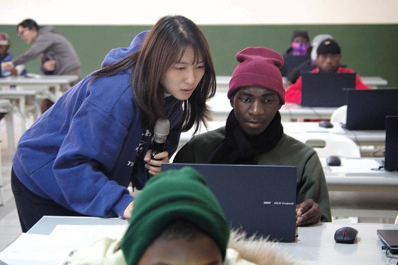 亞大聽語系學生參與OProSS計畫，於賴索托ACC熱心指導當地學童數位互動課程。