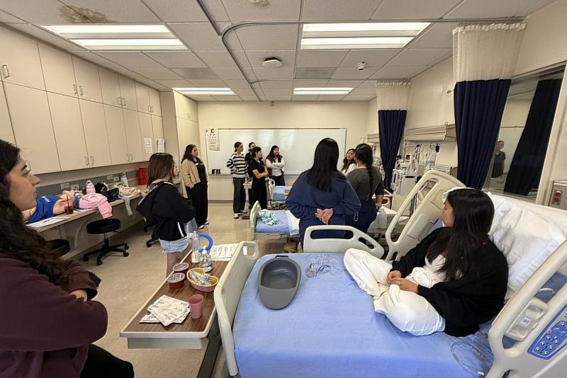 亞大聽語系學生走進加州長灘分校臨床教室，近距離觀摩語言治療實務演練。