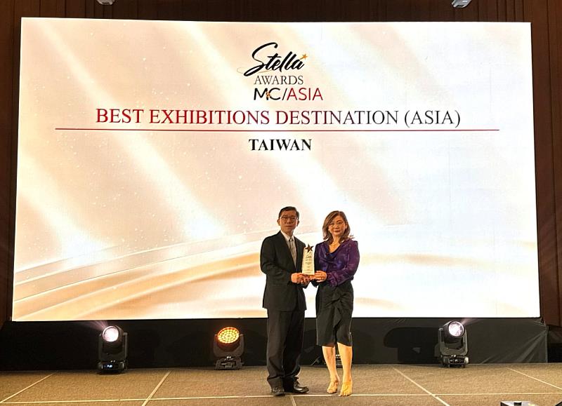 臺灣榮獲2026 M&C Asia Stella Awards「亞洲最佳展覽目的地（Best Exhibitions Destination－Asia）」獎項，由駐馬來西亞代表處經濟組袁鴻麟組長（左）代表領獎。