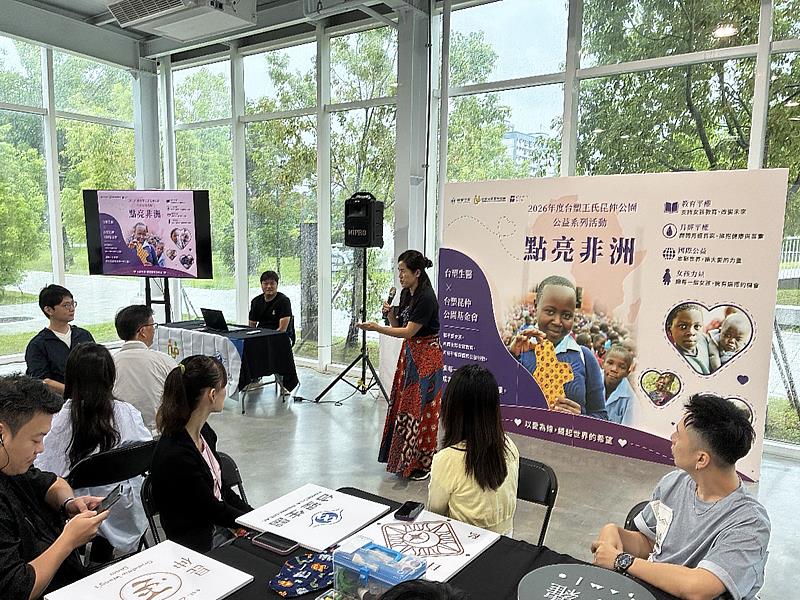愛女孩國際關懷協會理事長劉兆雯也在會中分享深耕非洲的心路歷程。她表示,在東非部分偏鄉,許多女孩因買不起生理用品而面臨輟學危機。