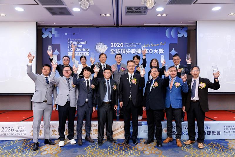 第4屆全球頂尖敏捷CEO大獎14位跨界領袖合影,陳興忠教授(前排左2)代表亞大展現高教敏捷科研影響力。
