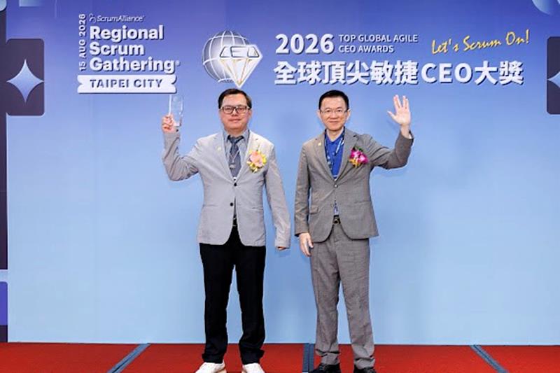 亞大資工系陳興忠特聘教授(右)榮獲全球頂尖敏捷CEO大獎,由創始人周龍鴻博士(左)親頒表揚。