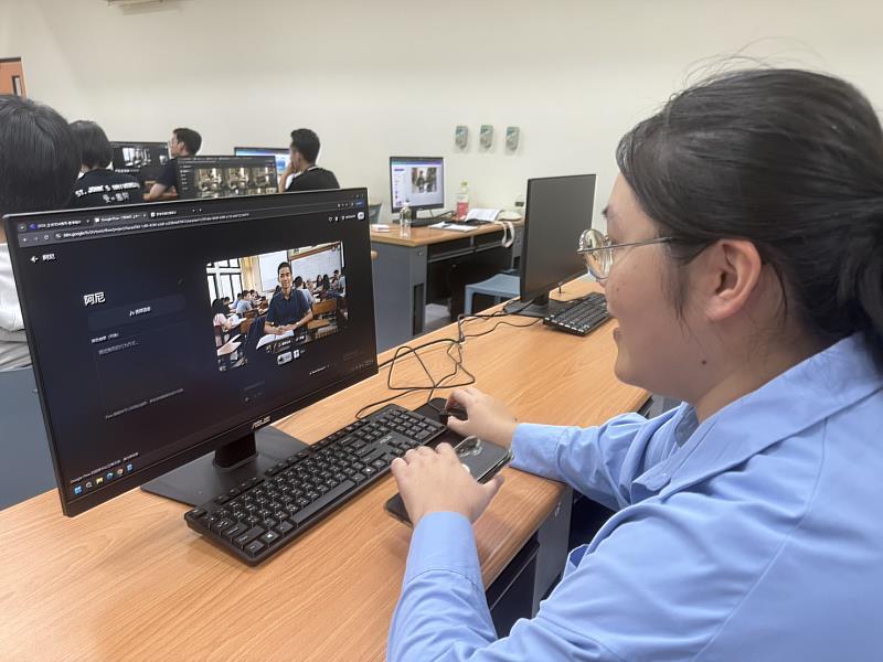 學務同仁運用AI生成視覺圖像,協助掌握影像設計與課堂素材製作技巧。