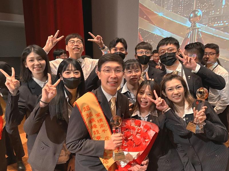 遇到挫折時,店長與團隊夥伴也會協助檢視問題、提供建議,讓品璇在一次次實戰與修正中建立信心。