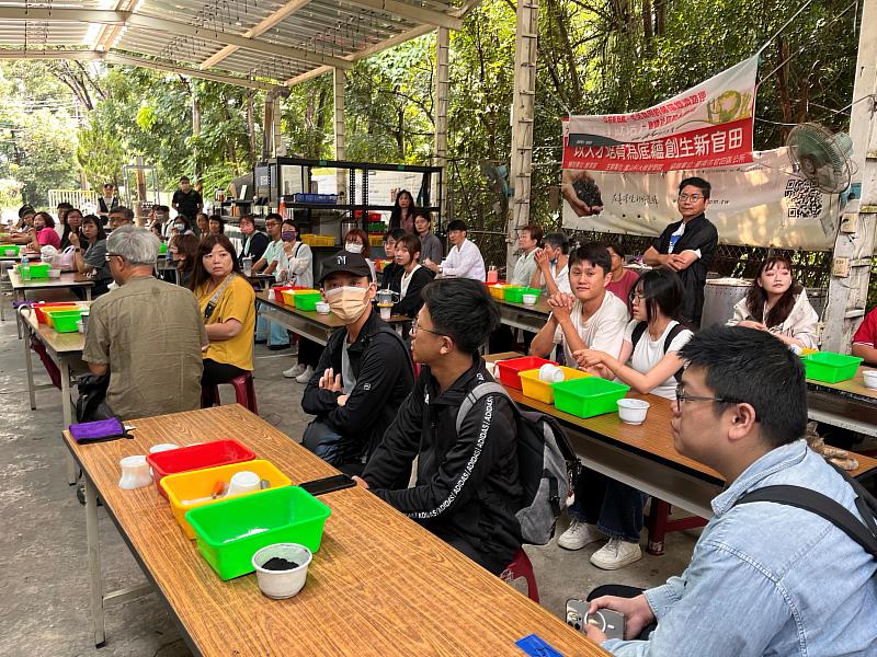 與會人員走入菱炭森活工場進行場域參訪見學，實際了解循環材料應用及USR結合地方產業與社區實踐。