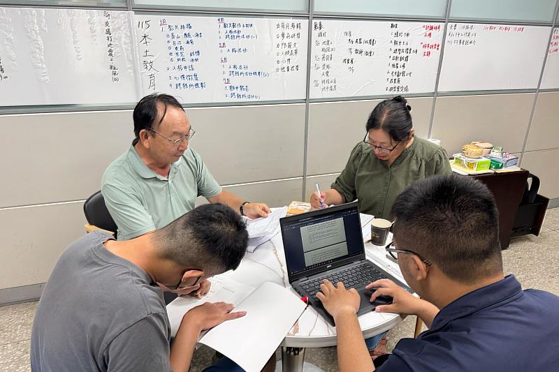 南大文資系團隊研議USR計畫推動方向，從課程、數位轉譯到場域實踐規劃轉型正義教育。