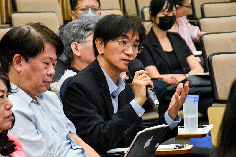 南大管理學院劉子歆院長與講者交流人才培育議題,從產業需求共同探討高教轉型與人才發展方向。