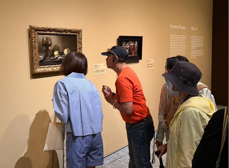 伊甸基金會照顧者在畫作前細細駐足、認真觀察作品細節，透過凝視與感受，體會古典藝術跨越時代依然動人的情感力量。