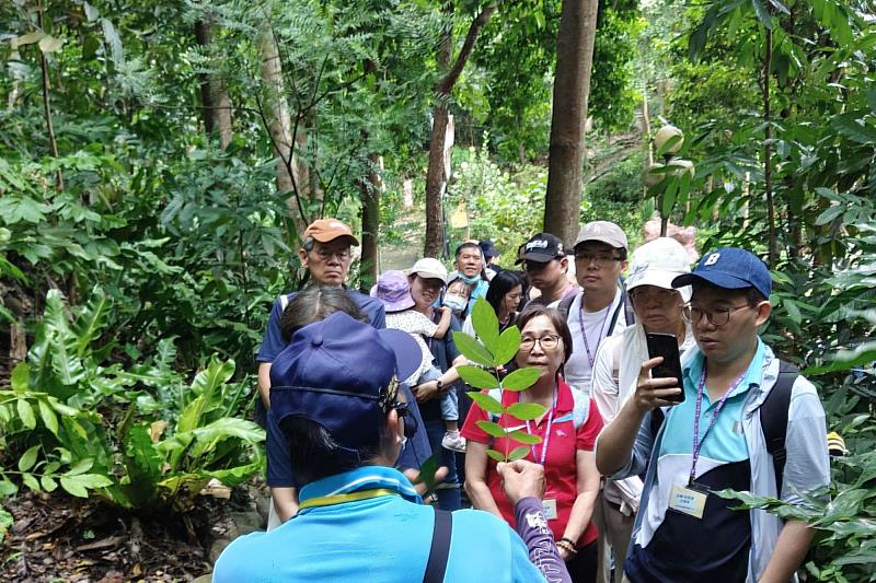 南大教職員透過專業生態導覽認識園區動植物，從自然觀察深化生物多樣性與環境永續觀念。